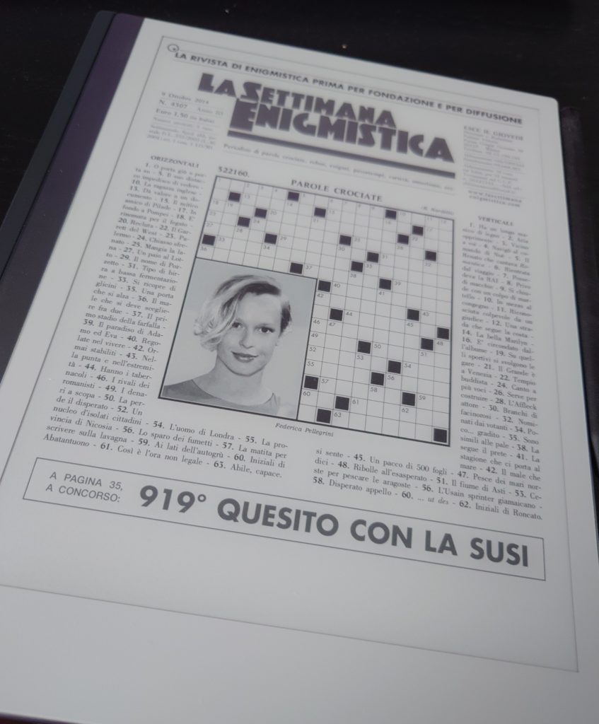 Foto di un tablet eInk ReMarkable 2 che mostra la copertina del numero 4307 de La Settimana Enigmistica.